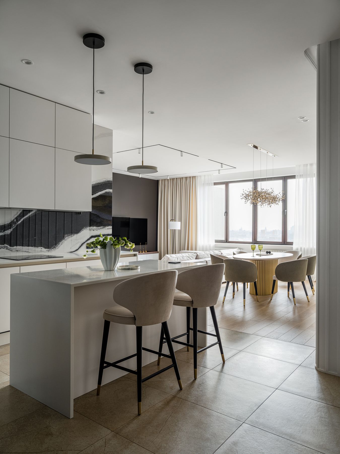 Кухня с островом и барными стульями